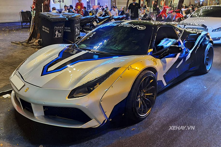 Về nguồn gốc, siêu phẩm Ferrari 488 GTB độ Liberty Walk trong bài viết hiện nay đang thuộc sở hữu của một doanh nhân hoạt động trong lĩnh vực làm đẹp ở TP HCM.
