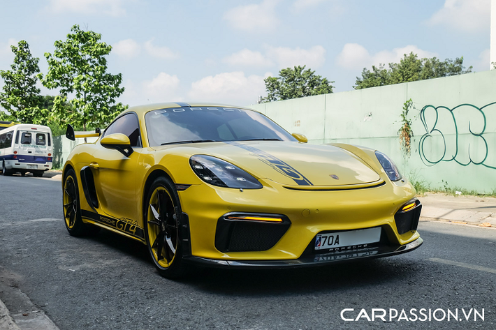 Là một trong những mẫu xe góp phần không nhỏ tạo nên thành công cho Porsche xuyên suốt thời gian qua, dòng xe 718 Cayman chiếm được tình cảm của khách hàng Việt nhờ thiết kế mang tính đột phá cùng cảm giác lái đậm chất thể thao. So với thế hệ Cayman tiền nhiệm, số lượng những chiếc 718 Cayman tại nước ta có phần áp đảo. Có lẽ chính vì lí do đó mà không ít chủ nhân của mẫu xe này đã tìm đến nhiều phương pháp để độ lại “xế cưng” và chiếc Porsche 718 Cayman hàng hiếm xuất hiện trong bài viết cũng không phải ngoại lệ