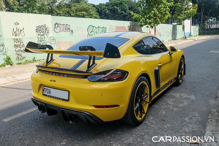 Trong khi đó, mẫu xe thể thao Porsche Cayman được phân phối chính hãng với mức giá 3,6 tỷ đồng (chưa bao gồm tùy chọn). Để tạo cho xe một vẻ ngoài thể thao hơn, chủ nhân của bản độ này đã tìm đến garage GTA Wrapping&Tuning để dán decal trang trí với những đường sọc đen xung quanh thân xe làm điểm nhấn.