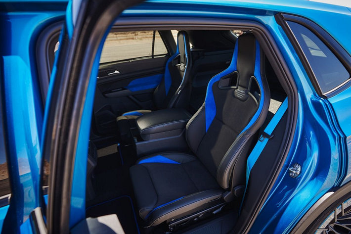 Thay đổi này mang đến cho chiếc Volkswagen Atlas Cross Sport GT Concept công suất 300 mã lực, mạnh hơn 24 mã lực so với con số 276 mã lực nguyên bản.