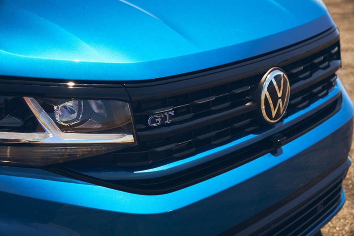 Theo thông tin do VW công bố, Volkswagen Atlas Cross Sport GT Concept được độ lại bởi tay độ Jamie Orr từ một chiếc Atlas Cross Sport SEL Premium R-Line. Điểm nhấn đầu tiên của xe chính là màu sắc dàn áo Xanh dương Eisvogelblau đậm chất thể thao. Màu xanh này thậm chí còn xuất hiện trên lazăng và nan lưới tản nhiệt dưới của chiếc Volkswagen Atlas Cross Sport GT Concept.