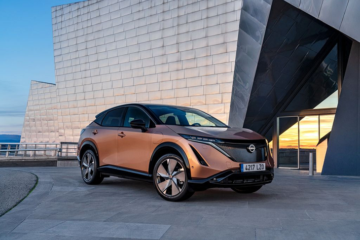 Theo thông tin từ Cục Sở hữu trí tuệ, mẫu xe điện Nissan Ariya chạy điên vừa được đăng ký bảo hộ kiểu dáng công nghiệp tại Việt Nam. Như vậy, nếu sớm được bán ra trong thời gian tới, Nissan Ariya sẽ có rất nhiều lợi thế khi là cái tên tiên phong sử dụng hệ truyền động hoàn toàn bằng điện trong phân khúc CUV cỡ C tại thị trường trong nước.