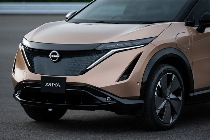 Giống như phần ngoại thất, không gian cabin của Nissan Ariya cũng mang tới cảm giác gọn gàng và chỉn chu nhờ phong cách thiết kế tối giản. Xe vẫn được trang bị các công nghệ hỗ trợ người lái và giải trí như hệ thống màn hình LCD cho cụm đồng hồ công-tơ-mét và màn hình giải trí, điều hoà tự động, cần số điện tử, nội thất bọc da cao cấp và đặc biệt là hệ thống lái bán tự động ProPilot mới.