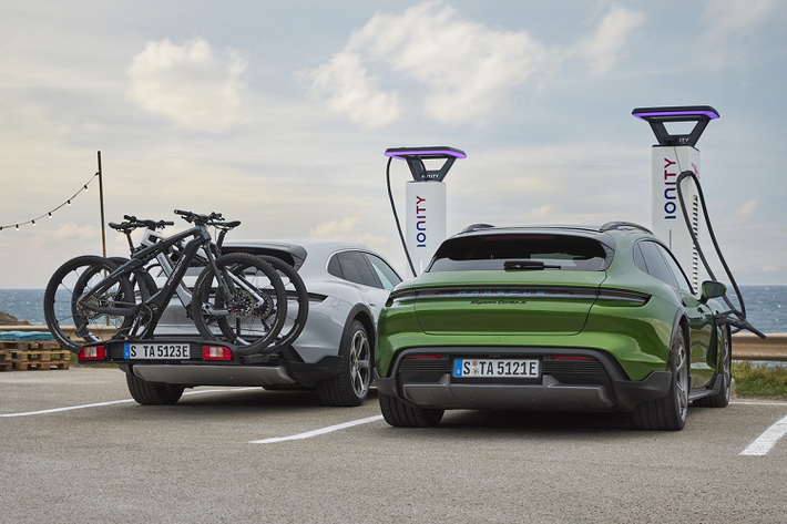 Bên cạnh việc ra mắt mẫu xe Taycan Cross Turismo, Porsche còn mang đến 2 mẫu xe đạp điện hoàn toàn mới. Tuy nhiên, hãng xe không công bố thông tin cụ thể về khả năng vận hành của mẫu xe đạp điện này. Tại thị trường Anh Quốc, phiên bản thể thao eBike Sport có mức giá lên đến 13.200 USD, còn phiên bản địa hình eBike Cross có mức giá 10.420 USD