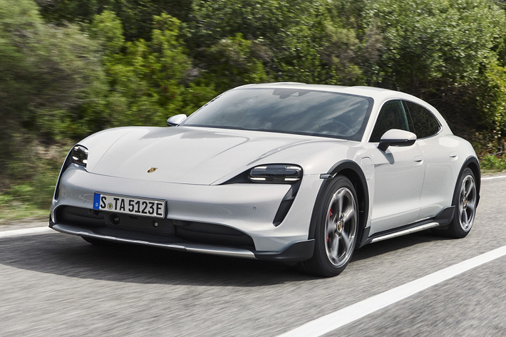 Porsche Taycan Cross Turismo 2021 mới được lấy cảm hứng từ mẫu xe thử nghiệm Porsche Mission E Cross Turismo ra mắt tại triển lãm Geneva Motorshow 2018. Với mức giá công bố từ 90.900 USD, mẫu xe wagon chạy điện này cao hơn phiên bản sedan Taycan tiêu chuẩn đến 12.000 USD.