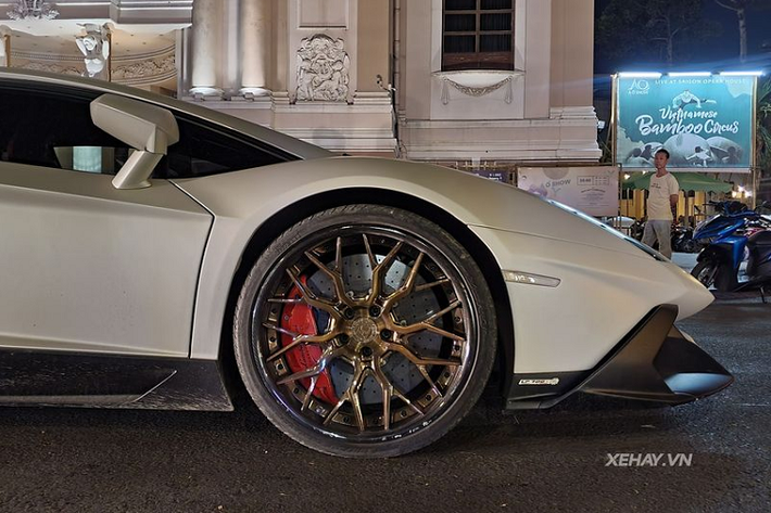 Không có thay đổi nào ở hệ truyền động, Lamborghini Aventador LP700-4 vẫn dùng động cơ V12 6.5L sản sinh công suất 700 mã lực và mô-men xoắn cực đại 690 Nm.