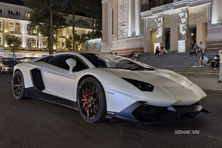 Với bộ cánh "50th Anniversario", chiếc siêu xe Lamborghini Aventador LP700-4 này đã trở thành một siêu phẩm "kịch độc" tại Việt Nam, và nó luôn thu hút sự chú ý của mọi người xung quanh mỗi khi lăn bánh trên đường, dù là ngày hay đêm.