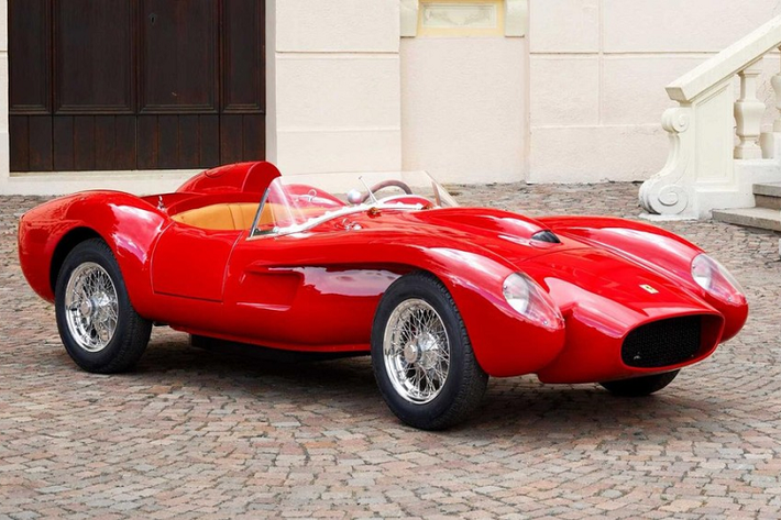 Cho dù Ferrari có nhiều ý tưởng riêng, nhà sản xuất xe Ý giờ đây đã học theo Bugatti và chế tạo một mô hình thu nhỏ lái được của mẫu Ferrari Testa Rossa 250 đời 1957. Nó có tên gọi Testa Rossa J, và là mẫu xe điện đầu tiên của Ferrari.