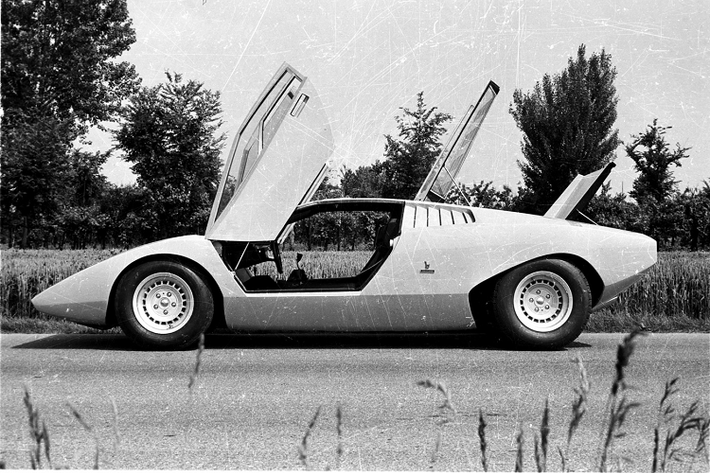 Khác với Miura trước đó, Countach được các kỹ sư của Lamborghini thiết kế với khối động cơ V12 đặt dọc theo chiều dài thân xe, đặt giữa. Tuy nhiên, nguyên mẫu LP500 này lại rất khác so với chiếc xe thương mại sau này. Khác biệt đầu tiên đó là khung gầm khi nguyên mẫu sử dụng khung gầm liền, giống với những chiếc xe bình dân thay vì khung gầm dạng thép ống. Tiếp đến, động cơ của xe nguyên mẫu là động cơ V12 dung tích 5.0 lít độc nhất với cổ hút gió theo phong cách mang cá mập. Bên trong, nguyên mẫu đầu tiên này sở hữu bảng đồng hồ điện tử.