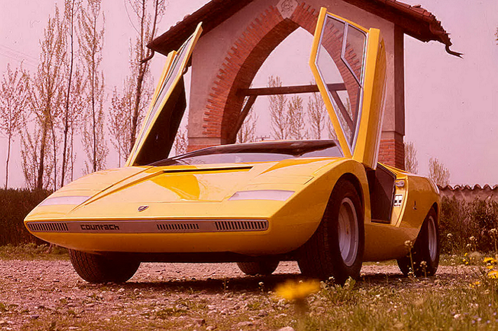 Sự ra mắt của chiếc Lamborrghini Countach đầu tiên, nguyên mẫu này đã nhận được rất nhiều sự quan tâm đến từ phía khách hàng. Chính vì thế, Lamborghini đã phải đẩy nhanh quá trình phát triển của chiếc xe kế nhiệm Miura để đưa nó vào sản xuất trong thời gian sớm nhất để đáp ứng nhu cầu của khách hàng.
