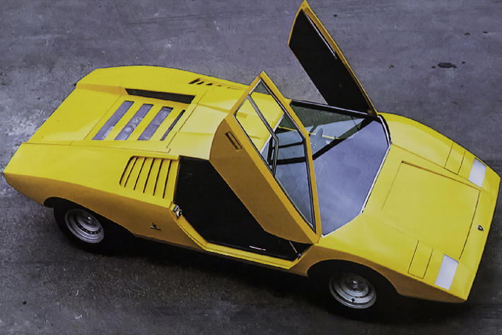 Nhà thiết kế huyền thoại và cũng là giám đốc thiết kế của Carrozzeria, ông Marcello Gandini là người chịu trách nhiệm thiết kế ngoại thất cho chiếc siêu xe đặc biệt này. Cùng với đó, Gandini cũng đã quyết định sử dụng cửa cắt kéo thay cho cửa mở ngang truyền thống và bộ cửa này đã trở thành huyền thoại của Lamborghini sau này.
