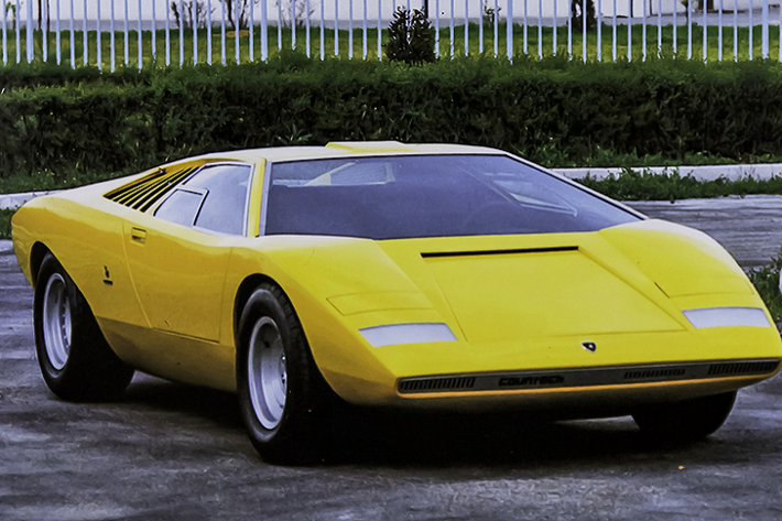 Siêu xe Lamborghini Countach LP500 nguyên mẫu được sử dụng tại buổi ra mắt tại triển lãm Geneva 1971 sở hữu màu sơn vàng sáng và không có gương chiếu hậu. Tại triển lãm năm đó, chiếc Countach LP500 nguyên mẫu đã được giới thiệu trước toàn thể thế giới vào lúc 10 giờ sáng tại gian hàng của Carrozzeria Bertone, cùng với một chiếc xe khác cũng trở thành huyền thoại sau này là chiếc Miura SV. Có thể nói, năm 1971 là một năm thành công của Lamborghini khi có đến hai mẫu xe, một nguyên mẫu và một thương mại cực kỳ thành công.