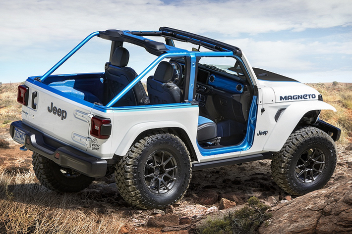 Điểm khiến Jeep Magneto hoàn toàn mới khác biệt là cách bố trí hệ truyền động. Động cơ điện nằm dưới nắp ca-pô tương tự như ôtô truyền thống thay vì bố trí ngay ở trục bánh xe như những mẫu xe điện phổ biến hiện nay.