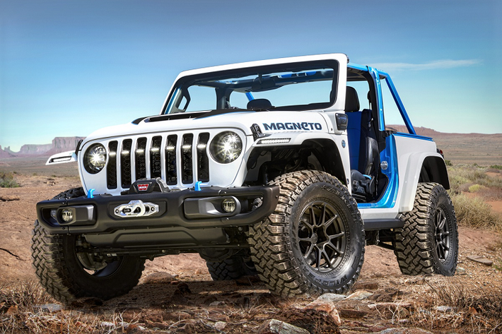 Jeep vừa giới thiệu concept xe điện mới có tên Magneto. Mẫu SUV này được xây dựng dựa trên khung gầm của phiên bản Jeep Wrangler 3 cửa với trục cơ sở ngắn. Thiết kế nội/ngoại thất của Jeep Magneto chạy điện gần như giống hệt "đàn anh" với lưới tản nhiệt kiểu dọc, cản trước/sau kim loại hay hốc bánh xe vuông vức.