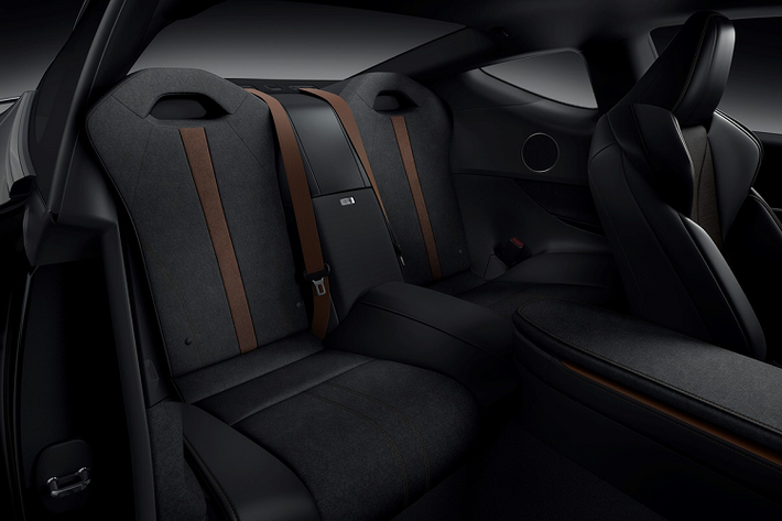 Những trang bị tiện nghi đáng chú ý trên Lexus LC 500 Inspiration Series đời 2021 có thể kể đến hiển thị vận tốc trên kính lái HUD, chìa khóa thông minh dạng thẻ (Smart Access Card Key), hệ thống loa cao cấp 915 watt...