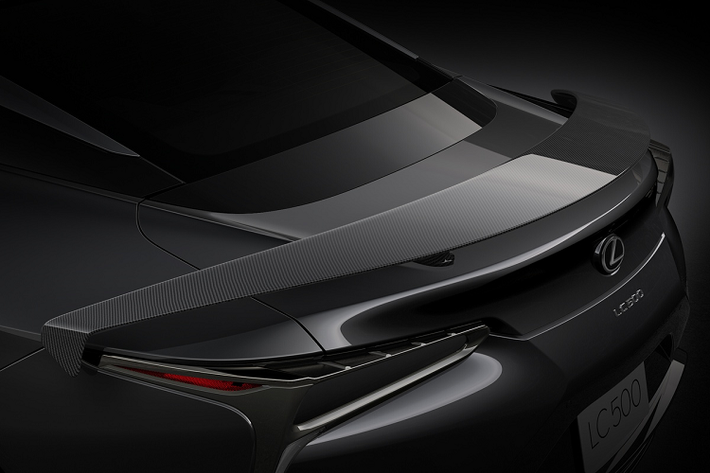 Lexus LC 500 Inspiration Series đời 2021 được trang bị động cơ hút khí tự nhiên V8 5.0L. Công suất tối đa đạt 471 mã lực và mô-men xoắn cực đại 540 Nm. Xe sử dụng hộp số tự động 10 cấp và hệ dẫn động cầu sau có tích hợp vi sai chống trượt.