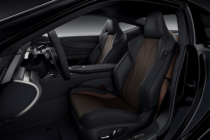 Hàng ghế trước của Lexus LC 500 được thiết kế theo hơi hướm xe đua, ôm sát người ngồi. Hai vị trí ghế trước đều được trang bị nút chỉnh điện và nút gập một chạm để hỗ trợ cho việc ra vào hàng ghế sau.