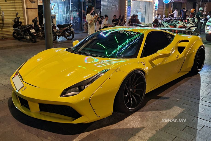 Như đã nói ở trên, tính từ thời điểm tháng 7/2020 tới nay, tức chưa tròn 1 năm, siêu phẩm Ferrari 488 GTB độ Liberty Walk hàng hiếm tại Việt Nam đã trải qua tới 4 lần thay đổi "bộ cánh" ngoại thất. Có thể nói vui rằng, nếu siêu phẩm Ferrari 488 GTB độ Liberty Walk trong bài viết tự nhận mình là chiếc 488 GTB thay nhiều "áo" thứ 2 tại Việt Nam thì có lẽ, sẽ không chiếc xe nào dám nhận mình là chiếc số 1.
