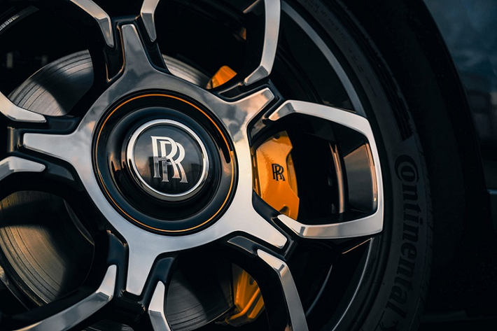 Hãng xe siêu sang Rolls-Royce cũng trang bị một chiếc đồng hồ kim loại cho chiếc Cullinan đặc biệt này, với viền thép anodized không gỉ màu xanh navy cùng điểm nhấn màu vàng Forge Yellow.