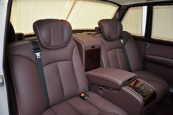 Nhiều tiện ích được trang bị dành cho khách VIP sử dụng mẫu 600 Pullman, danh sách có thể kể đến như ghế tích hợp sưởi và làm mát, bàn làm việc, đầu giải trí, tivi, hệ thống âm thanh vòm, tủ lạnh chứa rượu...