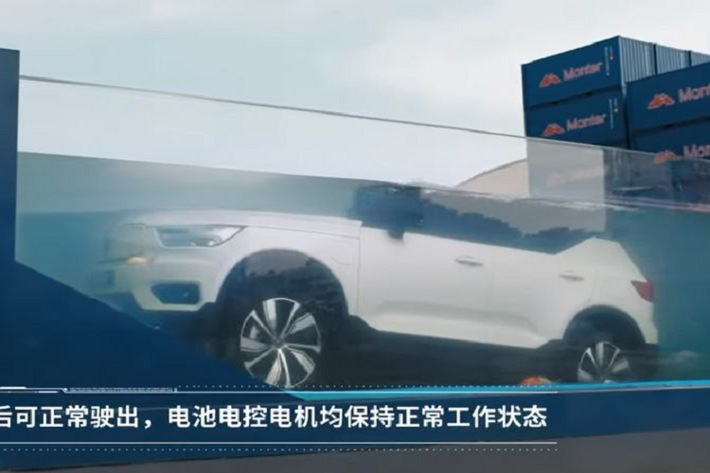 Để chứng minh mức độ an toàn của những chiếc xe điện do Volvo sản xuất, hãng đã cho một chiếc Volvo XC40 Recharge mới chìm trong nước ở độ sâu 1,7m, bên cạnh chiếc xe còn có một vài con cá vàng đang bơi lội cho thấy không hề có sự rò rỉ điện nào xảy ra.