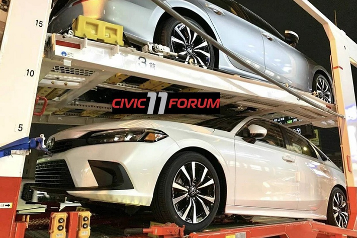Bản thương mại của Honda Civic 2022 mới lại tiếp tục lộ ảnh thực tế trước ngày ra mắt. Hình ảnh của mẫu sedan hạng C được đăng tải trên Civic11Forum, cho thấy chiếc xe không hề được ngụy trang, thậm chí còn lộ rõ 2 màu ngoại thất là bạc Lunar Silver và trắng Platinum White.