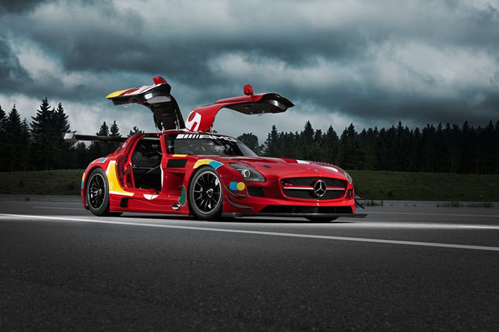 Vì vậy, chiếc Mercedes-AMG GT3 2016 bản kỷ niệm là một chiếc xe cũ, có số khung 100, còn chiếc SLS AMG GT3 được chế tạo từ phần thân vỏ cuối cùng sót lại trong nhà máy của dòng xe này.