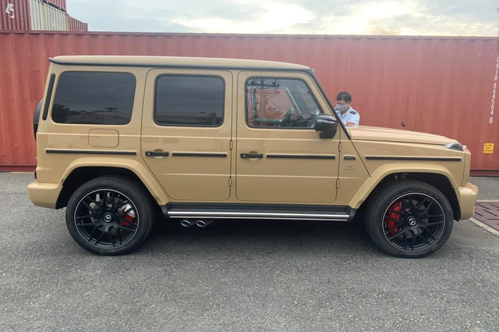 Dù sở hữu màu sơn rất đắt đó, tuy nhiên, nằm bên dưới nắp capô của Mercedes-AMG G63 mang màu vàng cát sa mạc của đội Bình Phước vẫn là khối động cơ xăng V8, tăng áp kép, dung tích 4.0 lít tạo ra công suất tối đa 585 mã lực tại tua máy 6.000 vòng/phút và mô-men xoắn cực đại 850 Nm tại dải tua máy 2.500 - 3.500 vòng/phút.