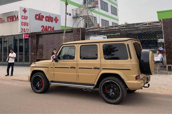 Sức mạnh được truyền tới cả 4 bánh thông qua hộp số tự động AMG Speedshift Plus 9 cấp, nhờ đó, chiếc SUV hạng sang Mercedes-AMG G63 2021 của doanh nhân Bình Phước có thể tăng tốc từ vị trí xuất phát lên 100 km/h trong thời gian 4,5 giây trước khi đạt vận tốc tối đa 220 km/h.