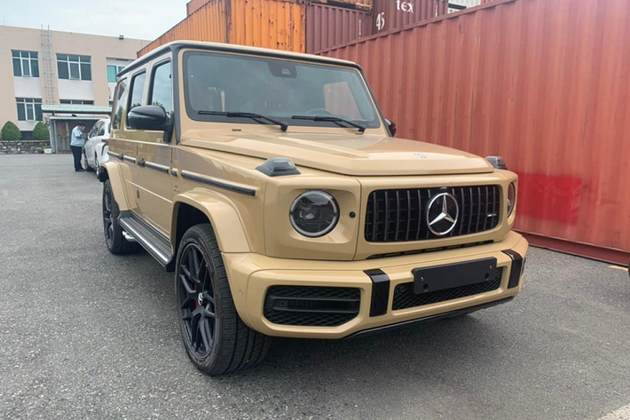 Bộ áo trên chiếc xe SUV địa hình hạng sang này có giá hơn 150 triệu đồng tại nước ngoài. Còn mức giá xe Mercedes-AMG G63 2021 chính hãng tại thị trường Việt Nam hiện khoảng hơn 10 tỷ đồng.