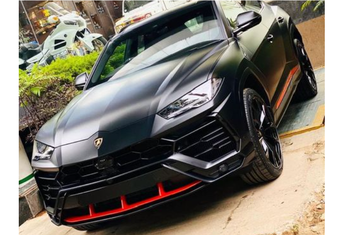 Trong gói Graphite Capsule, Lamborghini cung cấp 4 lựa chọn màu sơn ngoại thất là đen Nero Noctis, xám Grigio Keres, bạc Grigio Nimbus và trắng Bianco Monocerus. Chiếc Lamborghini Urus Graphite Capsule tại Ấn Độ có màu đen Nero Noctis và các bộ phận tương phản màu đỏ Arancio Argos. Phối màu táo bạo này chắc chắn sẽ khiến Urus trở thành tâm điểm khi lăn bánh trên đường.