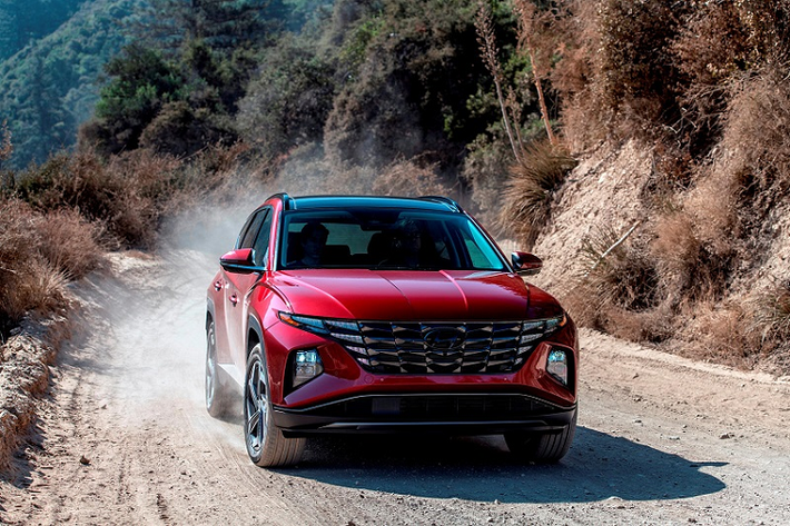 Phân khúc SUV/Crossover cỡ nhỏ đang là phân khúc bán chạy nhất trong ngành công nghiệp sản xuất ôtô hiện nay, với những cái tên nổi bật như Honda CR-V, Nissan Rogue và Toyota RAV4. Việc vắng mặt trong danh sách được đề cử của phân khúc SUV/Crossover quả là một thiếu sót lớn, nhưng Hyundai cho biết họ đã sẵn sàng tung ra một sản phẩm mới hứa hẹn sẽ khiến khách hàng phải trầm trồ. Hyundai Tucson 2022 mới được giới thiệu với tư cách mẫu xe mới nhất sở hữu ngôn ngữ thiết kế thể thao gợi cảm Sensuous Sportiness của hãng xe Hàn Quốc.