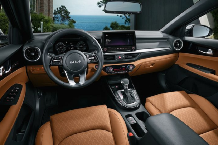 Kia K3 GT hatchback 2021 sở hữu nhiều tính năng mới như hệ thống treo sau đa liên kết, bộ giảm xóc Bilstein, hệ thống phanh nâng cấp và lốp Michelin Pilot Sport 4. Chưa hết, xe còn có nhiều công nghệ an toàn đáng chú ý như phanh khẩn cấp tự động có tính năng phát hiện người đi bộ và người đi xe đạp, hệ thống cảnh báo chống buồn ngủ, cảnh báo vẫn còn người trong xe, camera lùi, giám sát điểm mù và cảnh báo phương tiện cắt ngang phía sau...