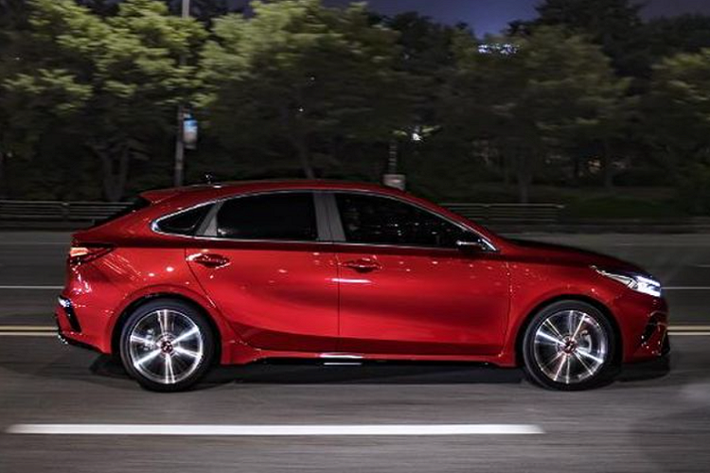 Mẫu xe Kia K3 GT hatchback hoàn toàn mới (Cerato hoặc Forte ở các thị trường khác) được trang bị động cơ xăng tăng áp dung tích 1.6L sản sinh công suất 203 mã lực và mô-men xoắn cực đại 265 Nm, đi kèm là hộp số ly hợp kép 7 cấp.