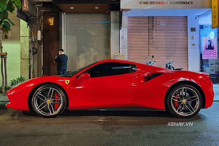 Ferrari 488 Spider vẫn sử dụng động cơ tăng áp kép V8 3,9L tương tự như bản Coupe, cho ra công suất 660 mã lực và 760Nm mô-men xoắn cực đại. Tuy nhiên, khả năng hiệu suất của 488 Spider mui trần bị giảm một chút so với Coupe, vì trọng lượng 1.420kg - nặng hơn bản Coupe 50kg, ở tiêu chuẩn, một chiếc Ferrari 488 Spider có thể tăng tốc từ 0 - 200 km/h trong 8,7 giây, trước khi cán tới tốc độ tối đa 325 km/h, trong khi bản Coupe chỉ mất 8,7 giây và có vận tốc cực đại là 330 km/h.