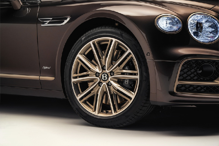 Xe được lấy cảm hứng từ mẫu concept EXP 100 GT ra mắt vào tháng 7/2019. Tuy nhiên, các chi tiết này chỉ là những đường viền màu vàng kim ánh hồng Pale Brodgar tại cản trước sau, mâm và ốp hông.