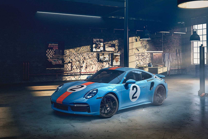Ngoại thất chiếc xe mang bộ tem Gulf Oil nổi tiếng của chiếc Porsche 917K huyền thoại. Với chiếc xe này, Pedro Rodriguez đã giúp Porsche giành chức vô địch cho nhà sản xuất trong mùa giải 1970 và 1971.