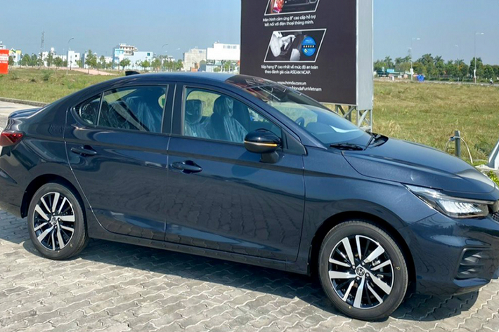 Xe mới nên về đại lý có hạn, nhu cầu lớn từ thị trường và tâm lý muốn lấy xe sớm đi Tết là những lý do để đại lý có dịp được bán chênh giá theo hình thức cộng tiền vào giá bán hay quy đổi ra phụ kiện theo kiểu “bia kèm lạc”. Bên cạnh nhiều ý kiến bức xúc từ việc làm này của đại lý, số khác lại đồng thuận vì cho rằng đây là hình thức “thuận mua vừa bán” để đáp ứng cho nhu cầu của khách hàng.