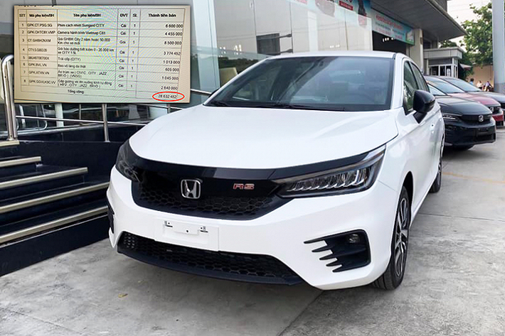 Cận Tết, thị trường ôtô Việt bắt đầu bước vào thời điểm mua sắm khá sôi động. Mẫu xe Honda City 2021 mới “lên kệ” tại các đại lý của Honda Việt Nam (HVN) đã nhanh chóng thu hút khách hàng. Xe mới ra mắt, số lượng xe về đại lý có hạn và đa số khách hàng mua tại thời điểm này đều mang tâm lý muốn lấy xe sớm để đi chơi Tết là những lý do để đại lý có dịp được “làm giá” hay "gợi ý" khách mua thêm phụ kiện để được lấy xe sớm.