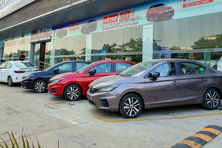 Honda City 2021 là một mẫu xe lắp ráp trong nước nên sẽ luôn đảm bảo về nguồn cung. Nếu không nôn nóng nhận xe trước Tết, khách mua xe nên chờ đợi một thời gian để City 2021 “hạ nhiệt” để được mua đúng giá, bên cạnh nhận được nhiều ưu đãi hơn từ đại lý. Thời điểm đó có thể là sau Tết. Đối với những khách mua xe muốn nhận xe sớm thì có thể chấp nhận mua thêm phụ kiện, mua chênh giá vài chục triệu đồng vì đây là một vấn đề khó tránh khỏi đối với xe mới xe “hot” tại thời điểm trước Tết này.