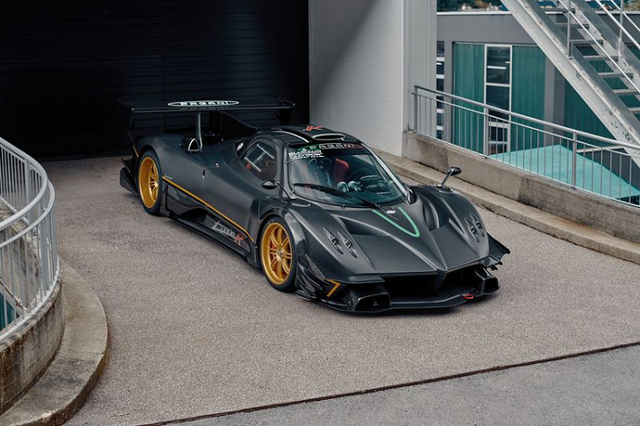 Chiếc Pagani Zonda R Evolution cực hiếm trong bài mang số hiệu 5 và là chiếc đầu tiên có mặt tại Mỹ, hiện xe đang được rao bán với mức giá bí mật.