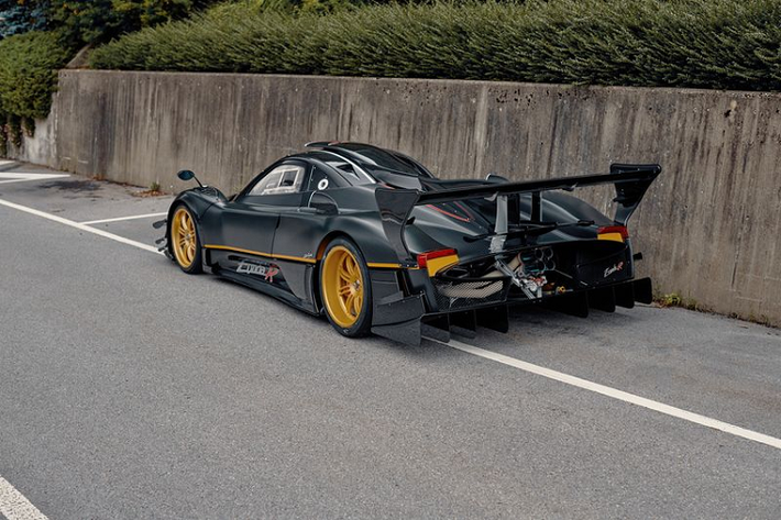 Pagani Zonda R Evolution cũng được bổ sung mâm xe hợp kim ma-giê trọng lượng nhẹ mới, mang đến nhiều lợi ích về hiệu suất hơn so với Zonda R ban đầu.