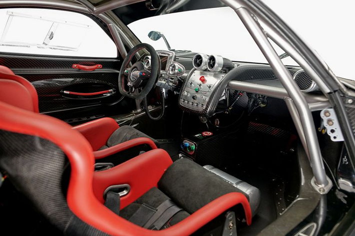 Vào năm 2010, siêu phẩm Pagani Zonda R Evolution hàng hiếm này được ra đời với tên gọi Pagani Zonda R, nhưng sau đó chiếc xe đã được đưa trở lại nhà máy để nâng cấp thành bản Evolution và có thêm 50 mã lực cùng đầu xe mới và cánh gió sau nhỏ hơn.