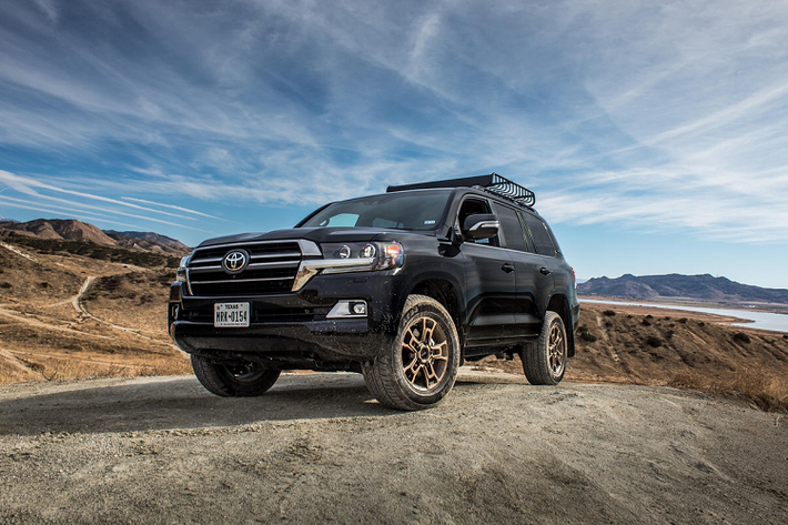 Doanh số của Toyota Land Cruiser suy giảm nhanh chóng tại Mỹ trong những năm qua. Riêng năm 2020, chỉ có 3.500 chiếc được bán ra tại thị trường này. Toyota Land Cruiser mới được dự kiến ra mắt vào tháng 4/2021 và chính thức bán ra vào năm 2022, nhưng nhiều khả năng hãng xe Nhật Bản sẽ không bán mẫu SUV này tại Mỹ, hoặc có thể ra mắt chậm ít nhất 1-2 năm.
