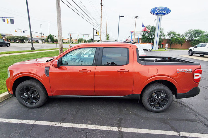 So với đàn anh Ranger, Ford Maverick 2022 là mẫu xe bán tải nhỏ hơn và rẻ hơn. Được phát triển dựa trên cơ sở gầm bệ của mẫu SUV cỡ C Ford Escape, mẫu xe bán tải này có chiều dài chiều dài 5.072 mm, chiều rộng 1.844 mm, chiều cao 1.745 mm và chiều dài cơ sở 3.076 mm.