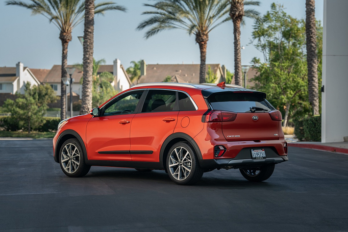 Kia Niro 2021 mới sở hữu hệ thống cảnh báo người ngồi phía sau là trang bị tiêu chuẩn trên cả 2 mẫu xe. Tính năng kiểm soát hành trình thích ứng của xe có thể tự giảm tốc độ khi vào đường cong. Hệ thống này hoạt động dựa trên dữ liệu GPS.