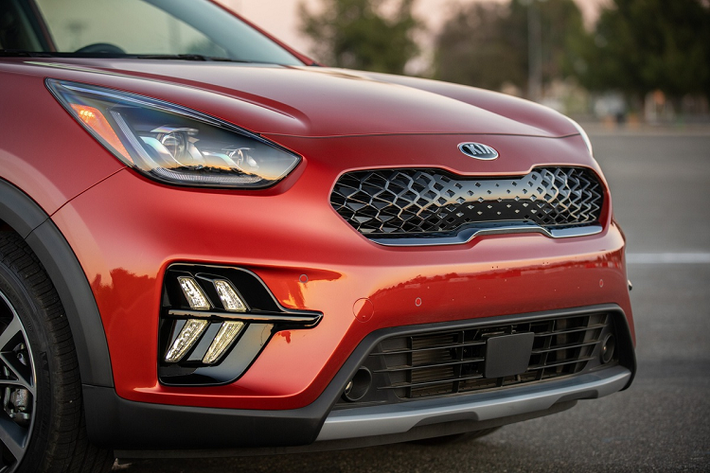 Tổng thể, Kia Niro 2021 nổi bật với cụm đèn chiếu sáng trước thể thao, lưới tản nhiệt mũi hổ với họa tiết mới. Xe có các tùy chọn mâm hợp kim kích thước 16 và 18 inch.