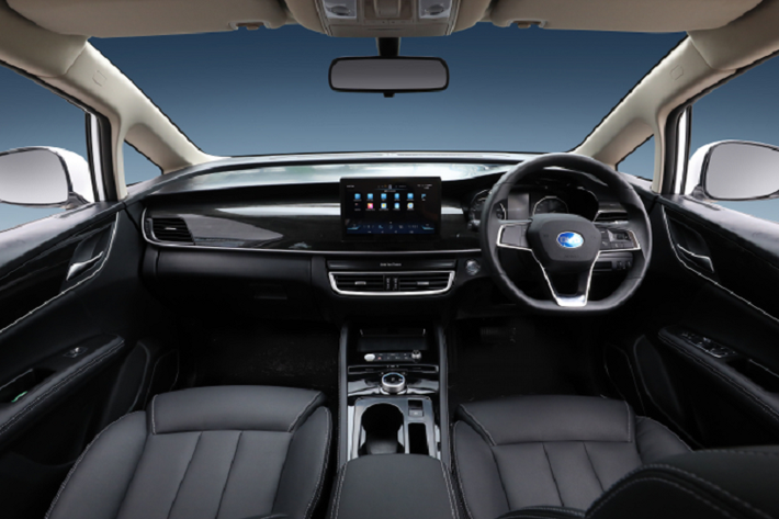Về mặt an toàn, BYD e6 2021 mới có 4 túi khí, hệ thống kiểm soát lực kéo, chống bó cứng phanh, hỗ trợ khởi hành ngang dốc, cảm biến áp suất lốp cùng 4 cảm biến đỗ xe.