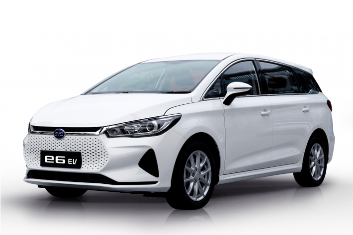 Ở Singapore, BYD e6 thế hệ đầu tiên vốn được các tài xế sử dụng làm xe taxi hoặc Grab. Sang phiên bản 2021, BYD e6 thế hệ mới đã có cải tiến đáng kể ở ngoại hình, các đường nét được trau chuốt, tăng tính thẩm mỹ. BYD dùng đèn LED cho đèn chiếu sáng ban ngày và đèn phanh. Khoang lái có màn hình 10.1 inch, kết nối Bluetooth. Hàng ghế trước chỉnh điện 6 hướng. Cốp rộng tới 580 lít.