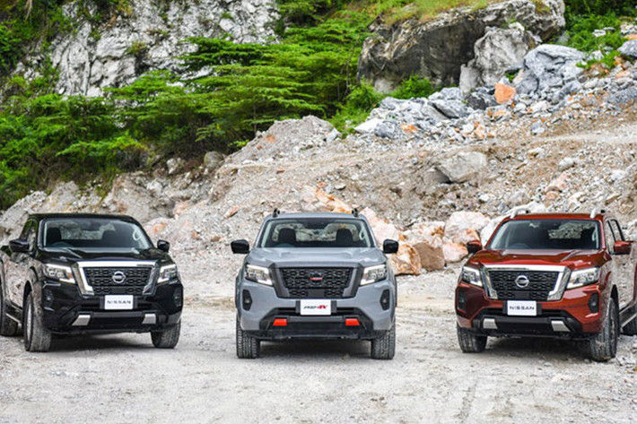 Tại thị trường Việt Nam, Nissan hiện vẫn phân phối đời xe Navara cũ, gồm 3 phiên bản cùng giá bán 679-845 triệu đồng. Xe cạnh tranh với các đối thủ Ford Ranger, Toyota Hilux, Mazda BT-50, Mitsubishi Triton hay Isuzu D-max. Dự tính, mẫu xe bán tải Nissan Navara PRO-4X 2021 mới sẽ được đưa về Việt Nam trong năm nay.